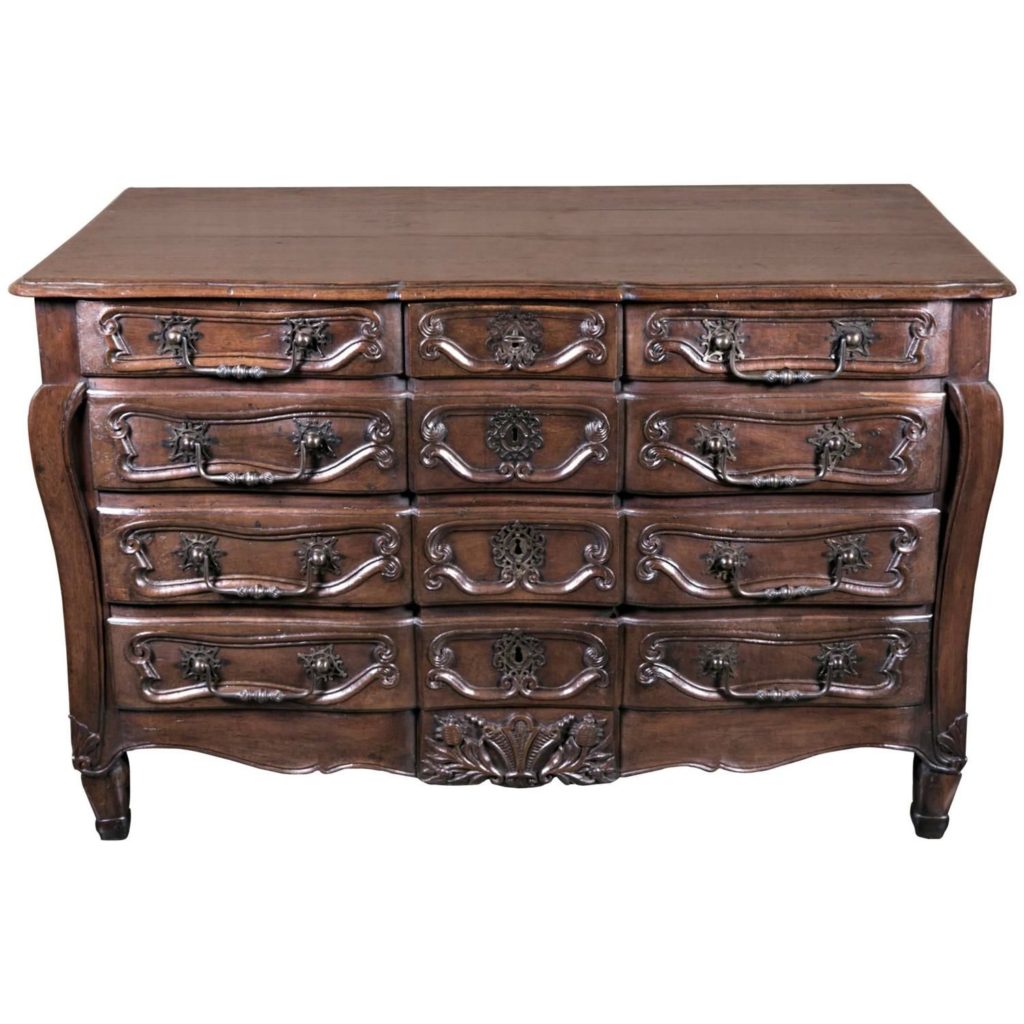 Commode Lolo French Antiques Et More French Furniture Marches De Noel 18th Century French Guilds Mimi Of French Antiques Et More The Antiques Diva The Antiques Divathe Antiques Diva